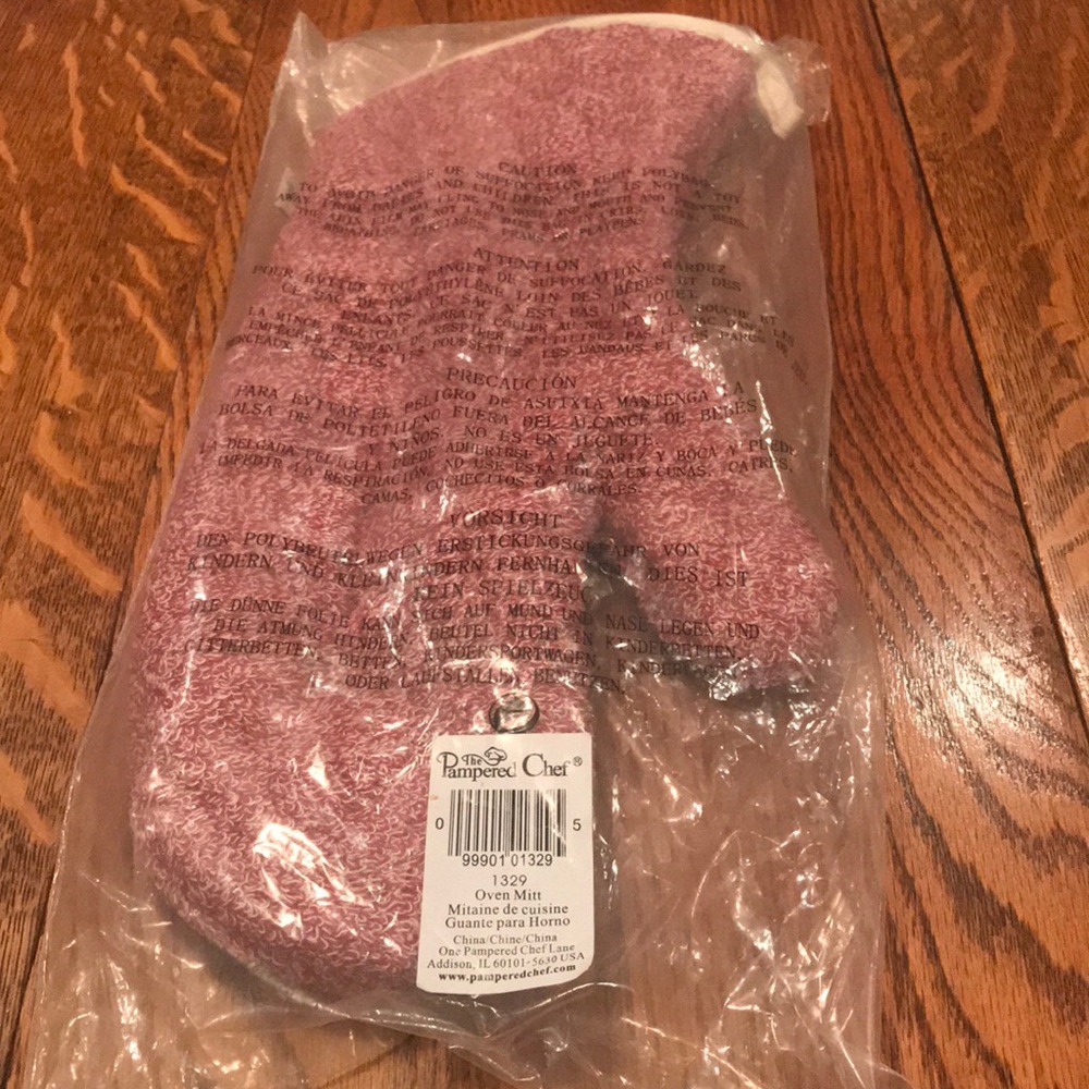 New pampered Chef Oven Mitt